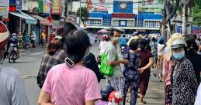 Dòng người xếp hàng mua kẹo cụ ông