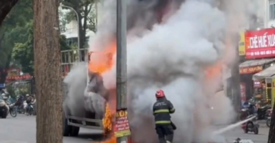 Hiện trường vụ cháy ô tô tải dữ dội tại khu đô thị Pháp Vân