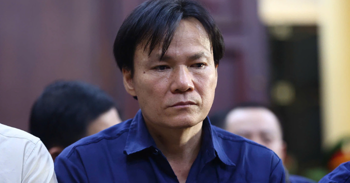 Tiêu đề chính: Cựu cán bộ hải quan lĩnh án vì bảo kê buôn lậu dầu lậu