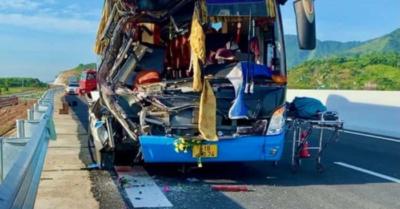 Lật xe chở đoàn thiện nguyện khiến 8 người tử vong