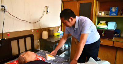 Bỏ nhà đi 12 năm, con trai trở về chăm bố già thì bị nghi chờ thừa kế