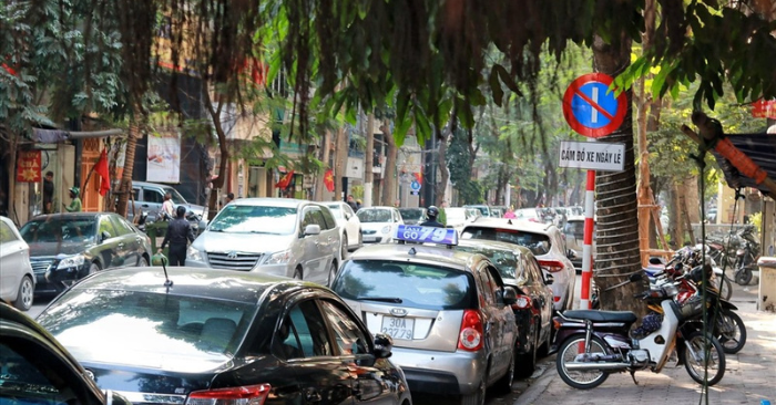 Hà Nội phớt lờ biển cấm đỗ xe