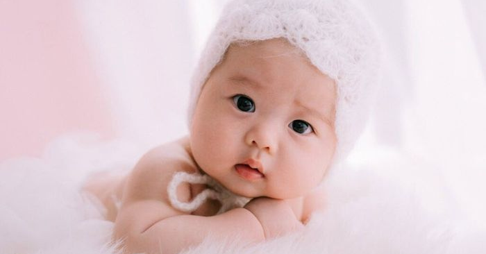 Bé sơ sinh bị bỏ rơi trong đêm lạnh