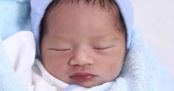 Bé gái lớn lên trong phòng đặc biệt