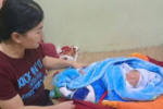 Bé gái sơ sinh bị bỏ rơi trước cổng nhà dân lúc rạng sáng
