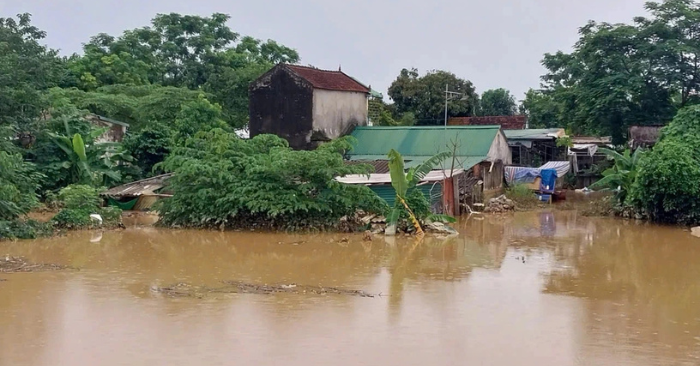 Đường dân sinh bị lũ cuốn, 13 hộ dân cô lập