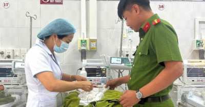 Cứu bé gái sơ sinh 3,2 kg bị vùi lấp sau công ty