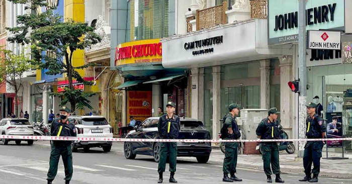 Cảnh sát xuất hiện tại tiệm vàng Thanh Hóa