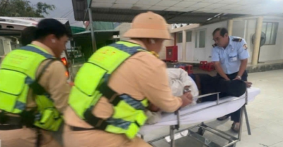 CSGT mở đường cứu sống hành khách ngưng thở