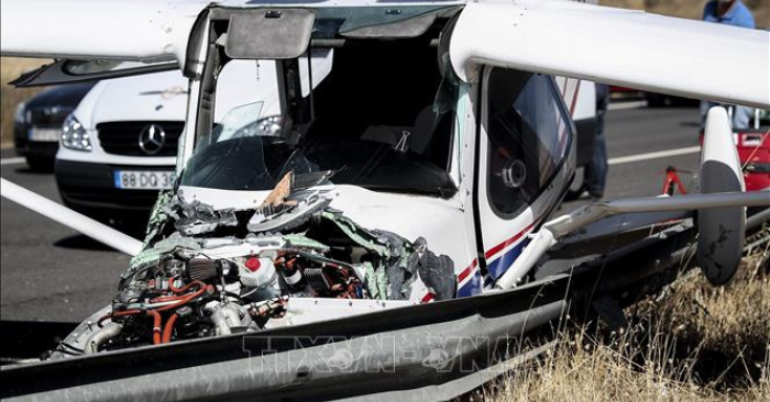 Máy bay hạ cánh khẩn cấp trên cao tốc