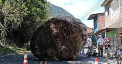 Tảng đá khổng lồ rơi xuống đường