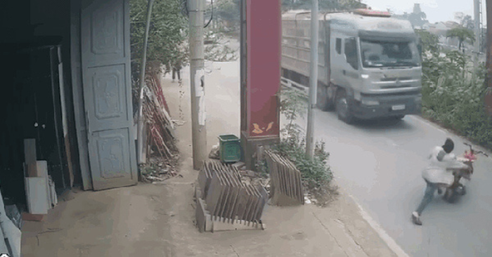 Người vi phạm đẩy cảnh sát vào đầu xe tải