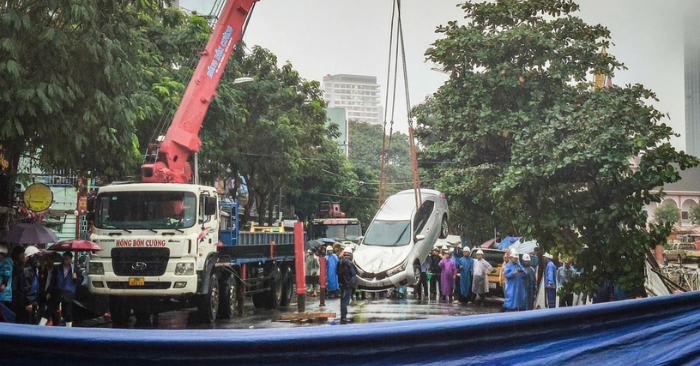 Hố sâu nuốt ô tô ở Đà Nẵng
