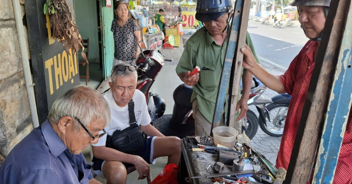 45 năm sửa bật lửa vỉa hè Sài Gòn