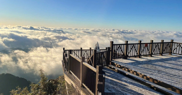 Fansipan băng giá, du khách háo hức săn tuyết
