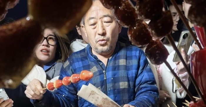 Dòng người xếp hàng mua kẹo cụ ông