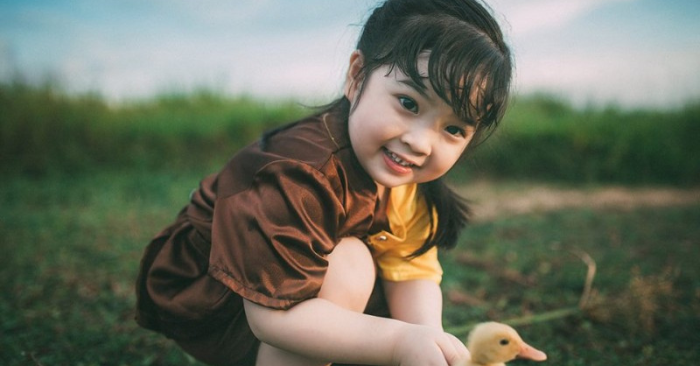 Bé gái lớn lên trong phòng đặc biệt