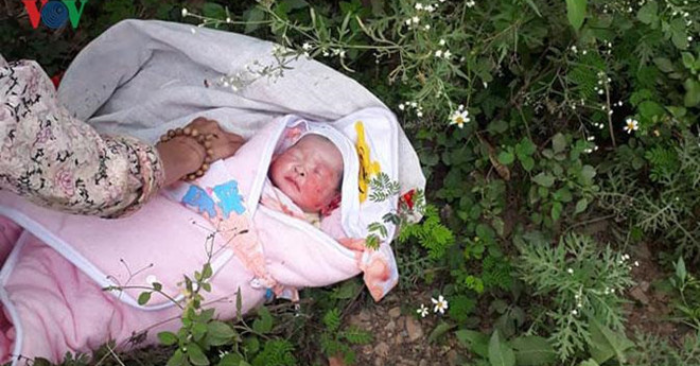 Bé gái sơ sinh bị bỏ rơi trước cổng nhà dân lúc rạng sáng