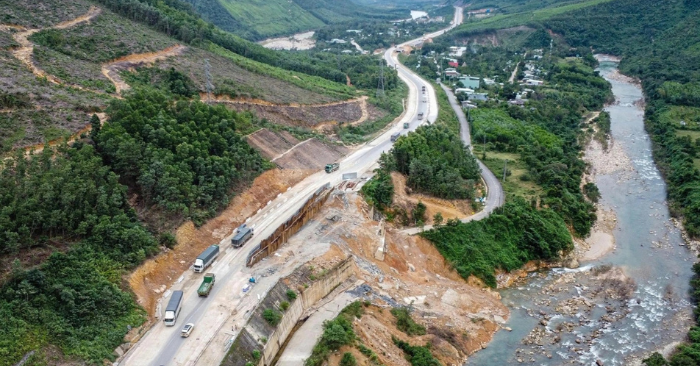 Ứng phó sạt lở trên cao tốc miền Trung