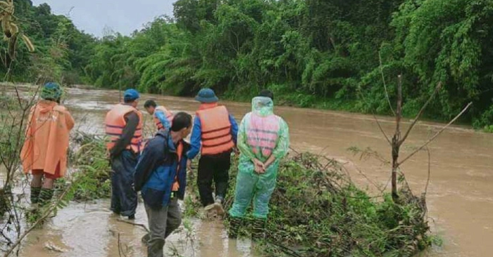Đường dân sinh bị lũ cuốn, 13 hộ dân cô lập