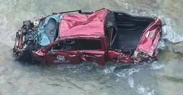 Ô tô rơi suối sau khi văng qua lan can cầu