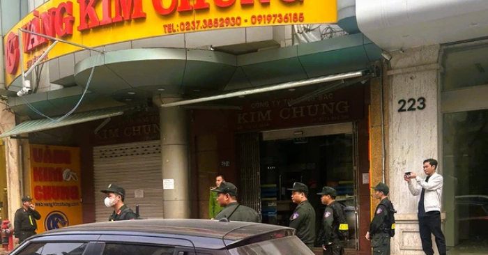 Cảnh sát xuất hiện tại tiệm vàng Thanh Hóa