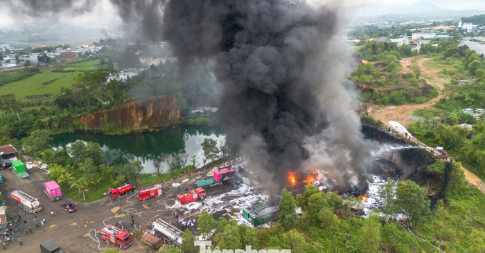 Cháy lớn kho hàng ở Đà Nẵng