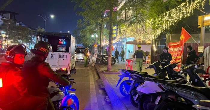 CSGT mở đường cứu sống hành khách ngưng thở