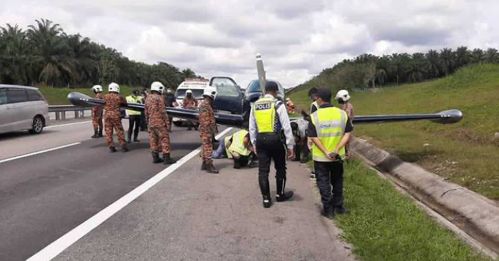 Máy bay hạ cánh khẩn cấp trên cao tốc