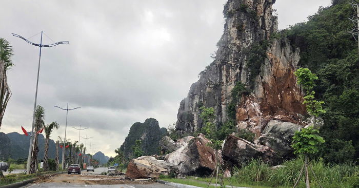 Tảng đá khổng lồ rơi xuống đường