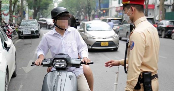 Người vi phạm đẩy cảnh sát vào đầu xe tải