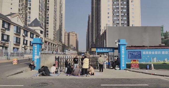 Trung Quốc dậy sóng đòi tiền: công nhân và nhà đầu tư cùng xuống đường