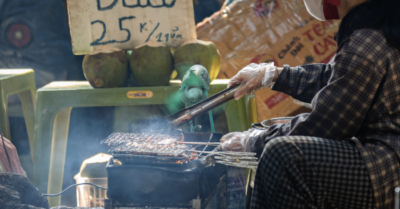 Sống cạnh quán bún chả ở Hà Nội: Đến giờ ăn là đóng cửa, nín thở vì khói