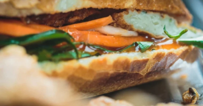 Hơn 100 người nghi ngộ độc sau ăn bánh mì tại TP.HCM