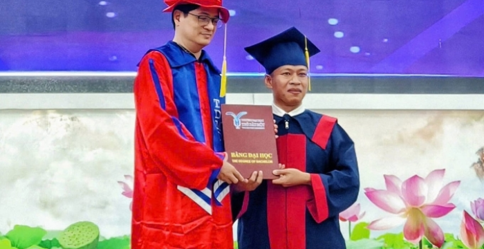 Thành cử nhân Luật ở tuổi 36