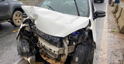 Tài xế ngủ quên ôtô lao vào dải phân cách trên cao tốc