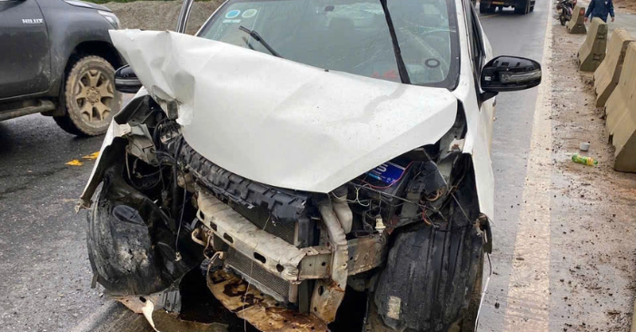 Tài xế ngủ quên ôtô lao vào dải phân cách