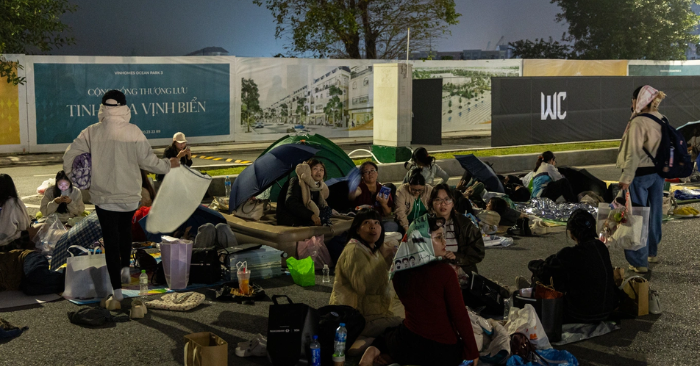 Khán giả dựng lều chờ đêm nhạc anh trai chị đẹp