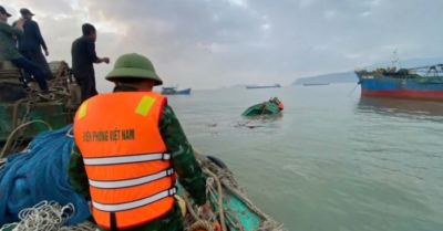 4 ngư dân được cứu sau vụ chìm tàu gần đảo Hòn La vào rạng sáng 7/12