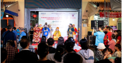 Coi hát bội tại chợ Bình Tây, coi người trẻ trong vở Hiền Thần