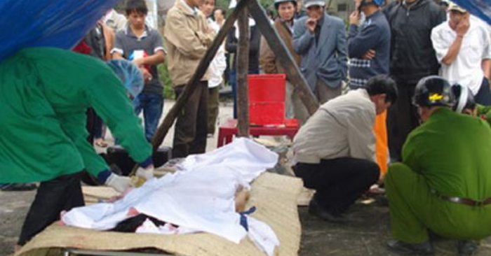 Bác sĩ pháp y cứu người bất tỉnh bên đường trong gang tấc