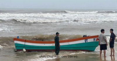 Tàu cá không người dạt vào bờ biển Quảng Trị, khẩn trương tìm ngư dân mất tích