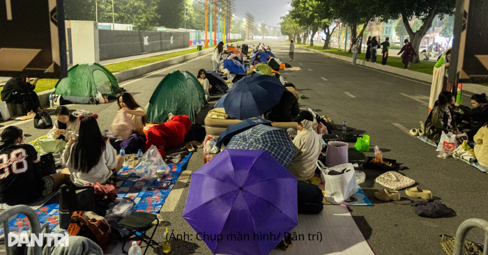 Khán giả dựng lều, trải chăn ngủ qua đêm chờ đêm nhạc "anh trai, chị đẹp"