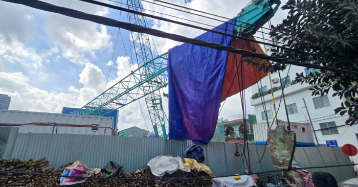 Tháp cẩu công trình cao tầng bất ngờ đổ sập xuống đường ở Đà Nẵng