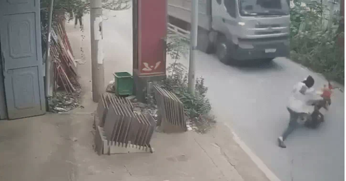 Tài xế đẩy cảnh sát vào đầu xe tải khi bị kiểm tra trên tỉnh lộ 429