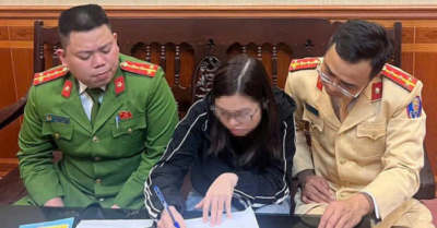 Tàu hỏa dừng khẩn cấp tránh ô tô: Nữ tài xế có phải bồi thường?