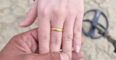 Nhân viên bãi biển Đà Nẵng dùng máy dò kim loại, tìm lại nhẫn vàng cho du khách