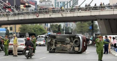 Tai nạn liên hoàn Ngã Tư Sở: Ôtô 7 chỗ lật nghiêng giữa trưa