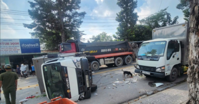 Tai nạn liên hoàn giữa 4 xe trên đường HL 412, xe tải bị lật ngang sau va chạm