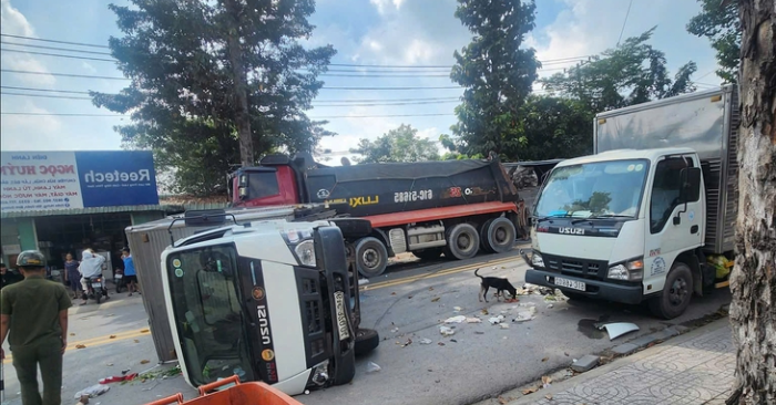 Tai nạn liên hoàn giữa 4 xe trên đường HL 412, xe tải bị lật ngang sau va chạm